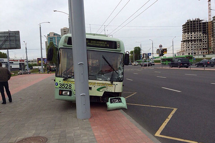 В Минске троллейбус из-за отказавших тормозов на остановке врезался в маршрутку