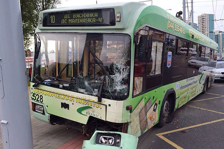В Минске троллейбус из-за отказавших тормозов на остановке врезался в маршрутку