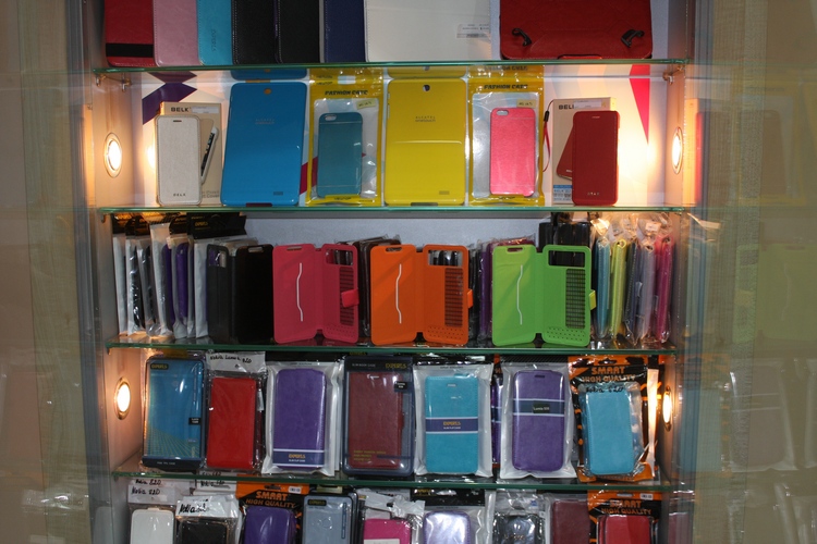 Чехлы в салоне сотовой связи Life;)