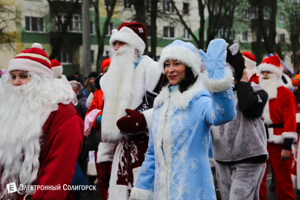 парад Дедов Морозов Солигорск