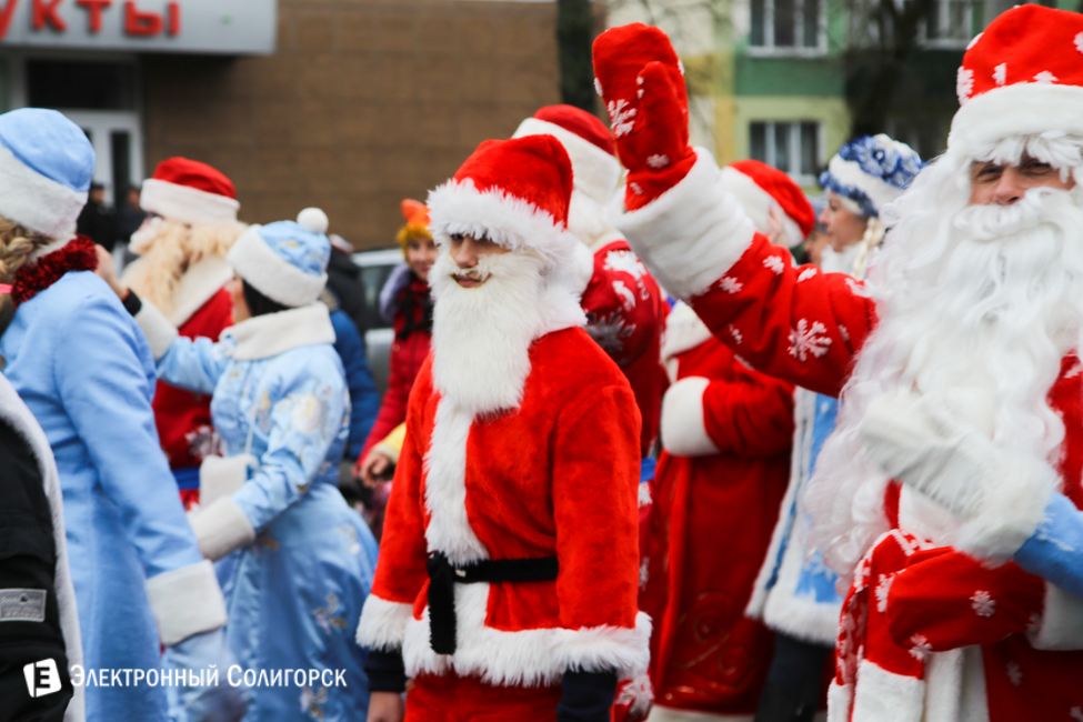 парад Дедов Морозов Солигорск