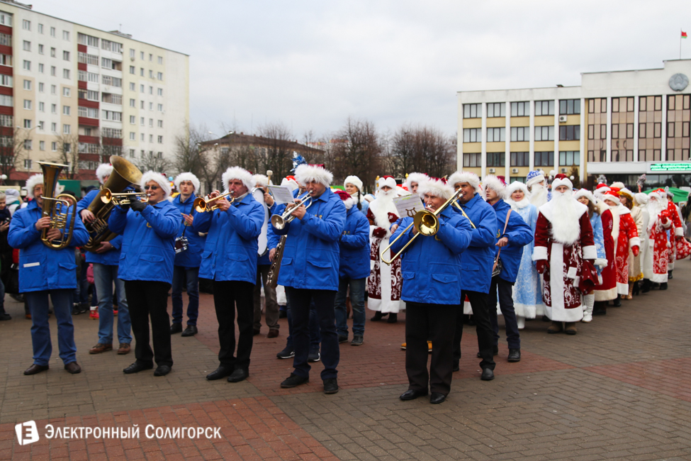 парад Дедов Морозов Солигорск