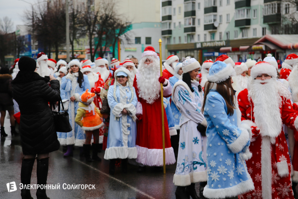 парад Дедов Морозов Солигорск