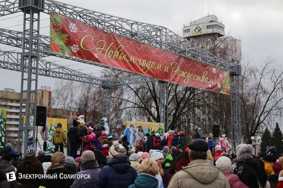 парад Дедов Морозов Солигорск