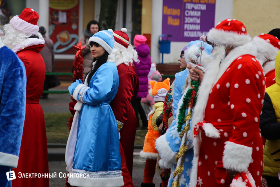 парад Дедов Морозов Солигорск