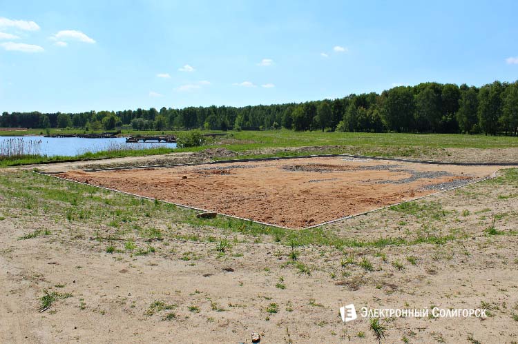 тут будет стоянка автостоянка возле водохранилища в солигорске