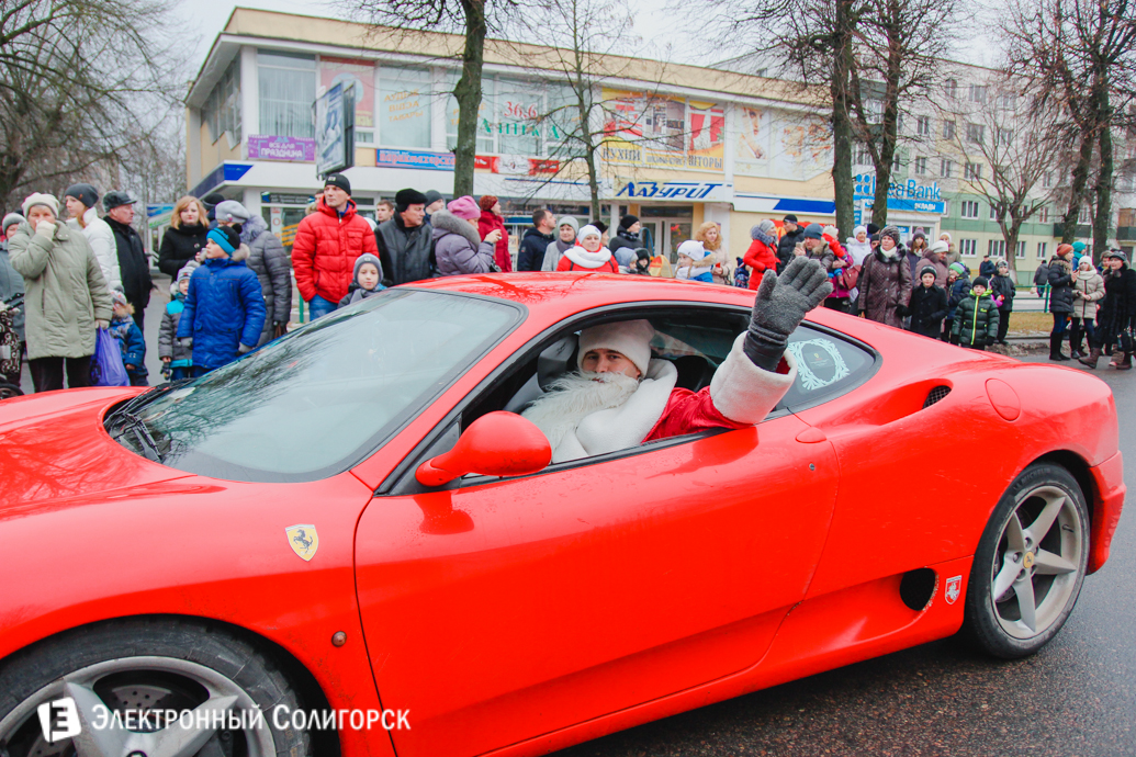 Парад Дедов Морозов Солигорск