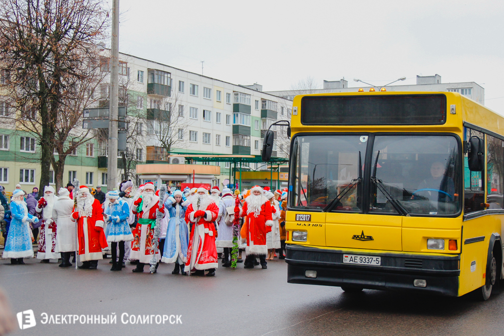 Парад Дедов Морозов Солигорск
