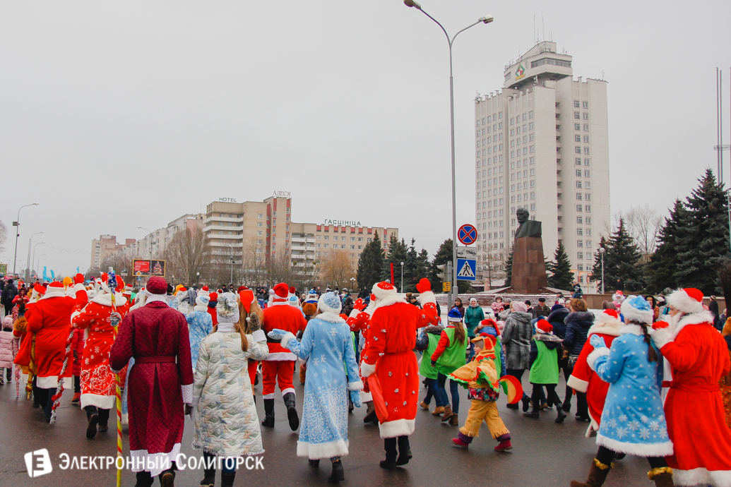 Парад Дедов Морозов Солигорск