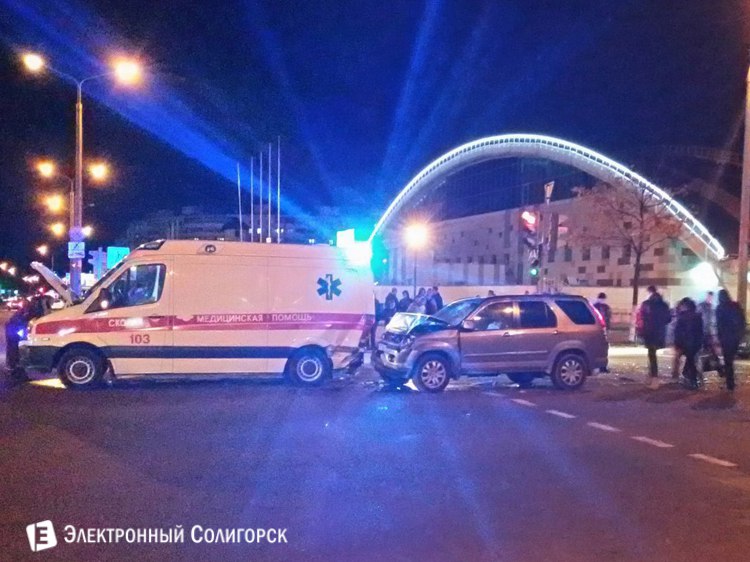 автомобиль врезался в скорую помощь