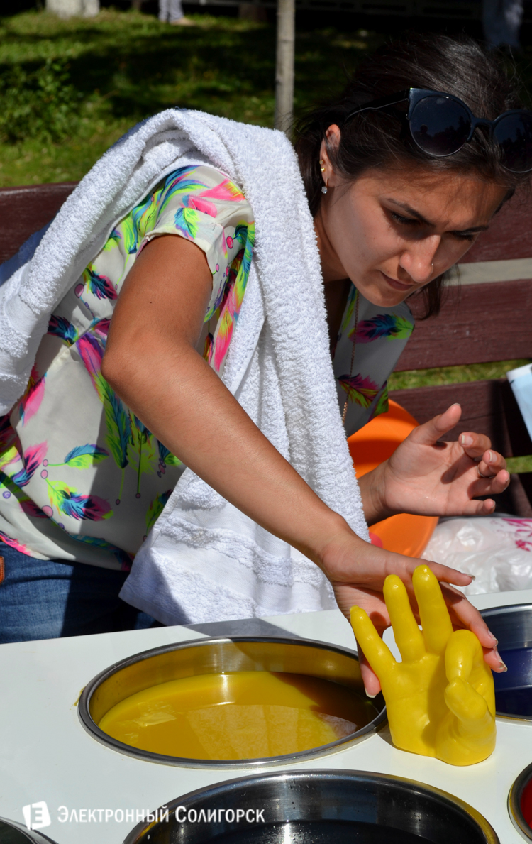сувенир рука из воска