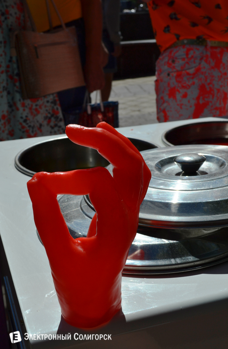 сувенир рука из воска