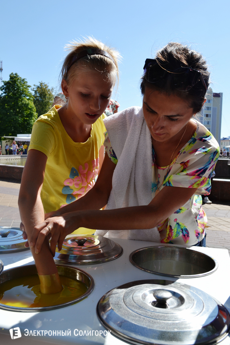 сувенир рука из воска