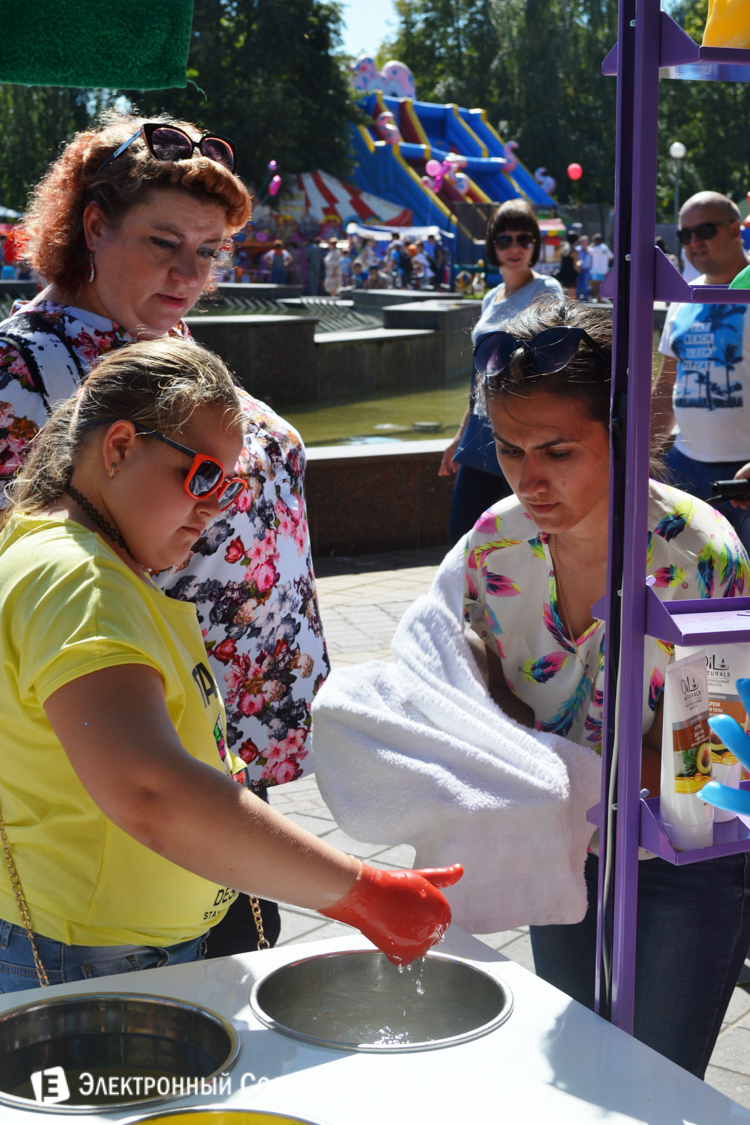 сувенир рука из воска