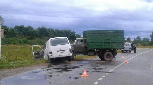 микроавтобус врезался в грузовик, барановичи