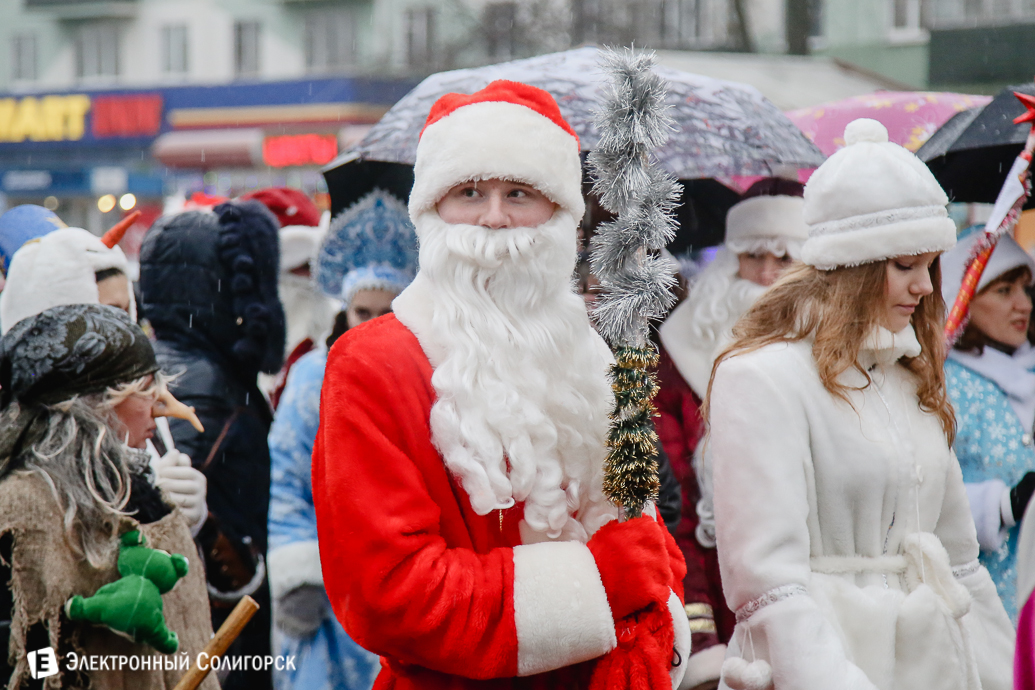 парад Дедов Морозов Солигорск