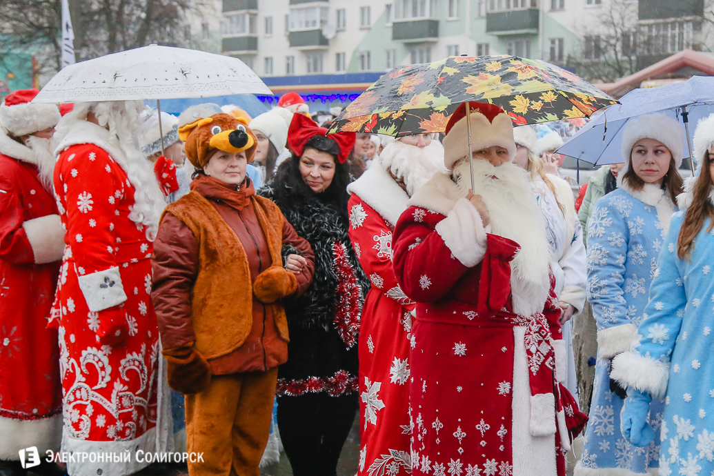 парад Дедов Морозов Солигорск