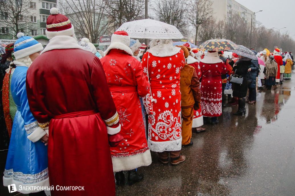 парад Дедов Морозов Солигорск