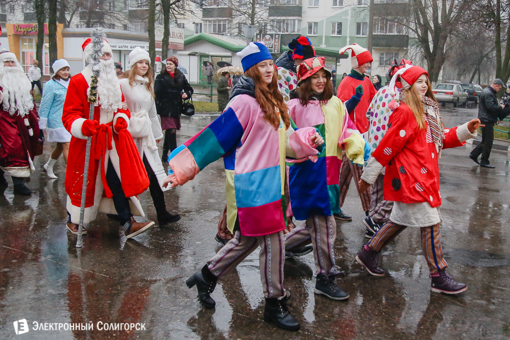 парад Дедов Морозов Солигорск