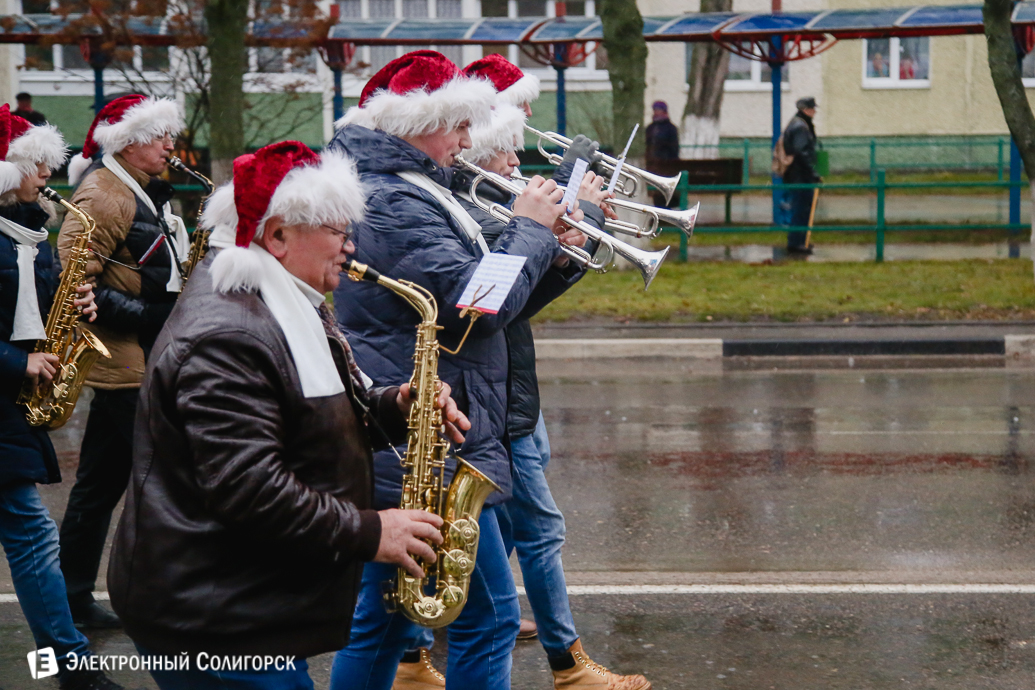 парад Дедов Морозов Солигорск