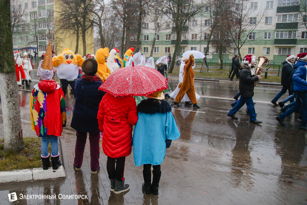 парад Дедов Морозов Солигорск