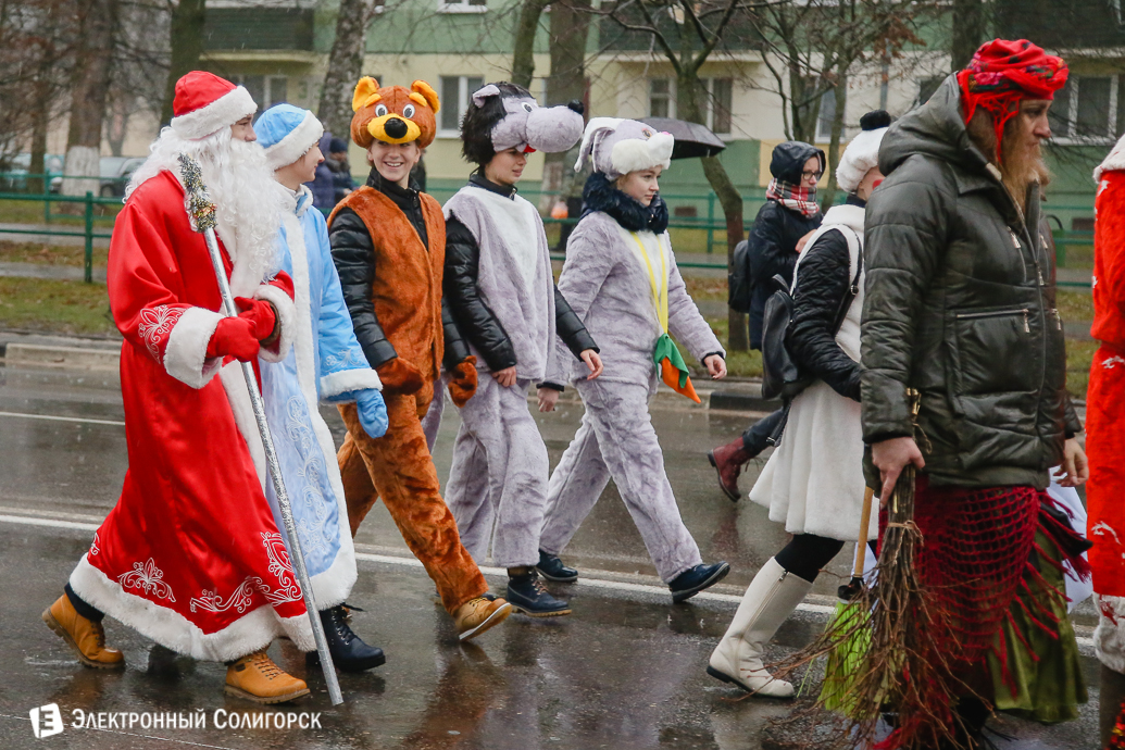 парад Дедов Морозов Солигорск