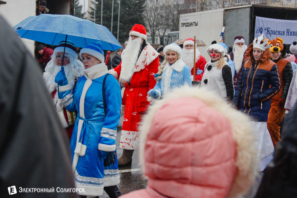 парад Дедов Морозов Солигорск