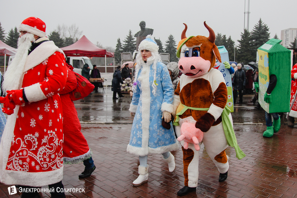 парад Дедов Морозов Солигорск