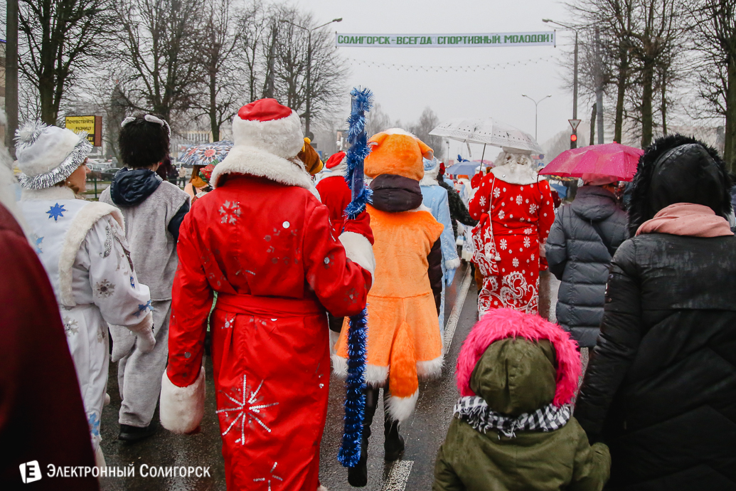 парад Дедов Морозов Солигорск