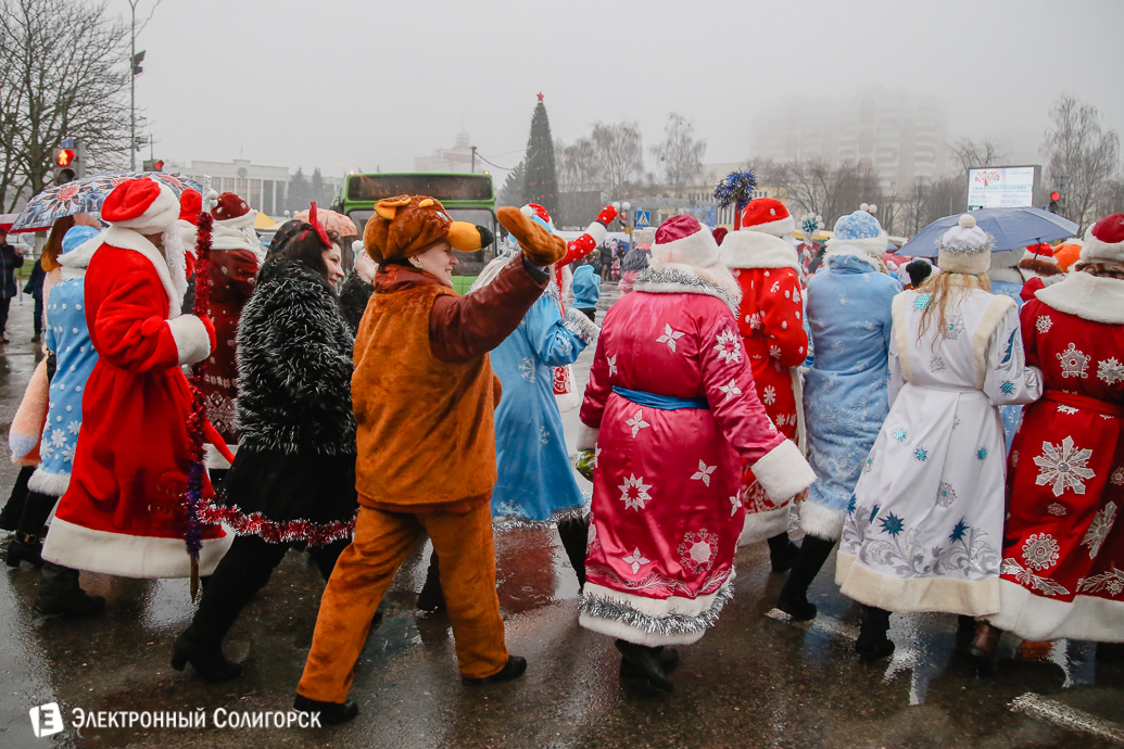 парад Дедов Морозов Солигорск