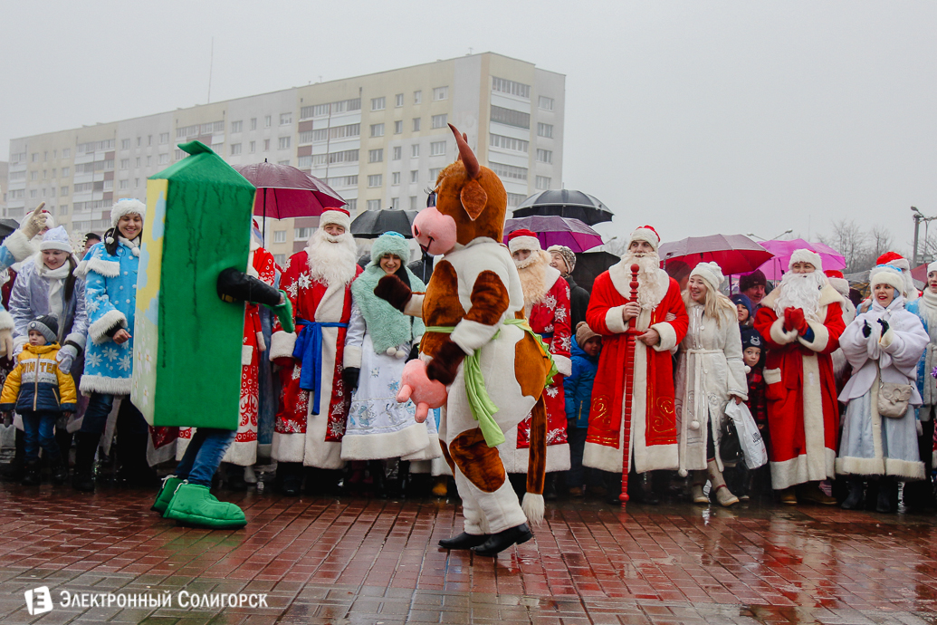 парад Дедов Морозов Солигорск