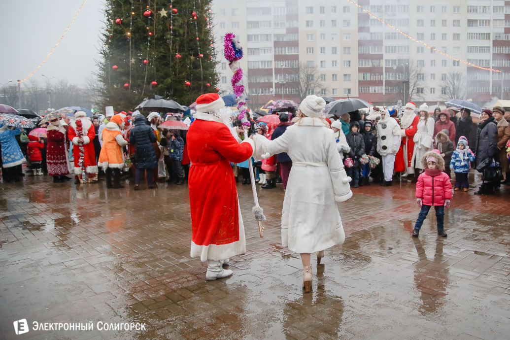 парад Дедов Морозов Солигорск