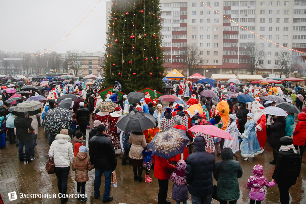 парад Дедов Морозов Солигорск