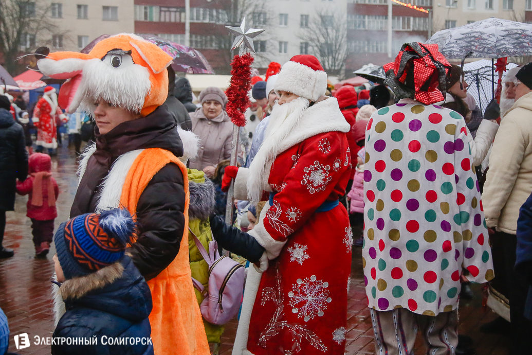 парад Дедов Морозов Солигорск