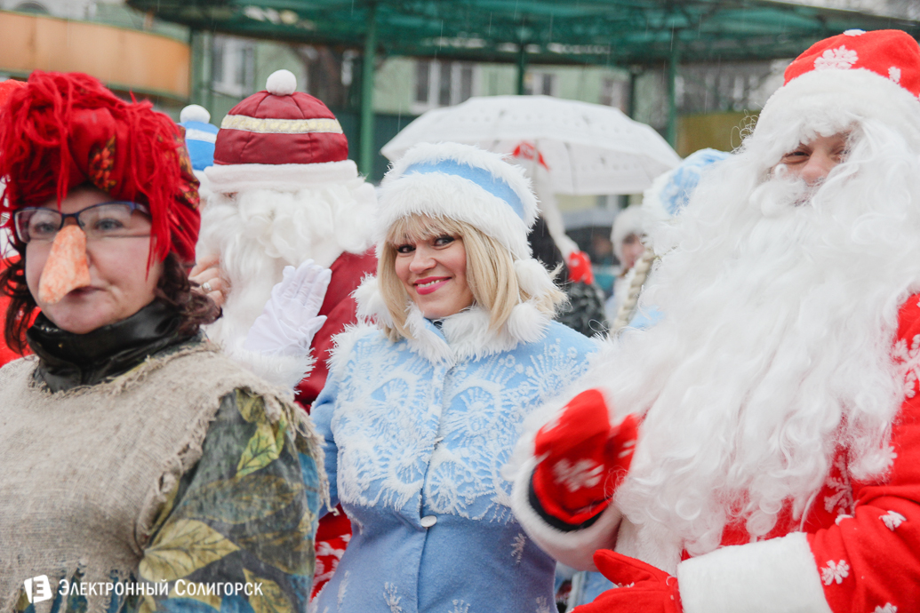 парад Дедов Морозов Солигорск