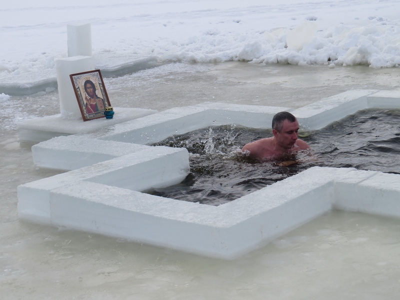 Солигорские спасатели отметили профессиональный праздник в проруби