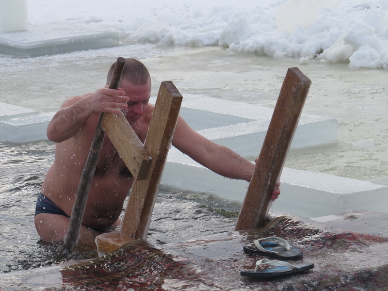 Солигорские спасатели отметили профессиональный праздник в проруби