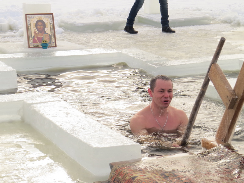 Солигорские спасатели отметили профессиональный праздник в проруби