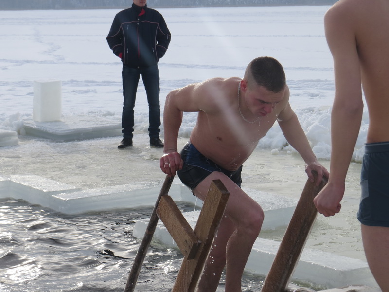 Солигорские спасатели отметили профессиональный праздник в проруби