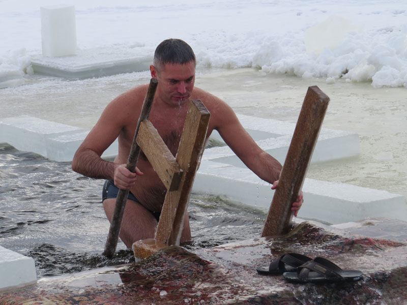 Солигорские спасатели отметили профессиональный праздник в проруби