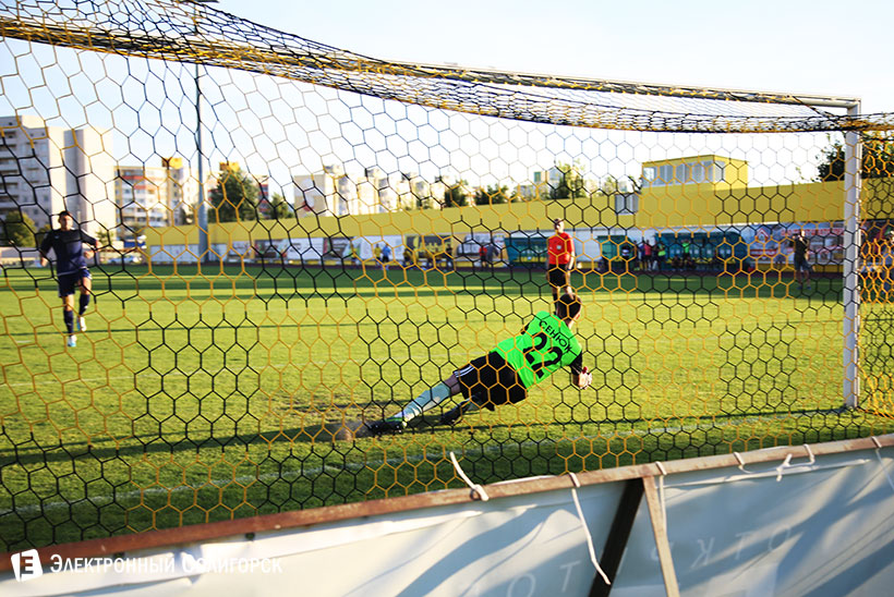 футбол горняк пенальти