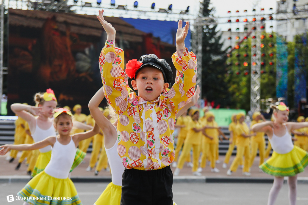 карнавальное шествие, солигорску 60