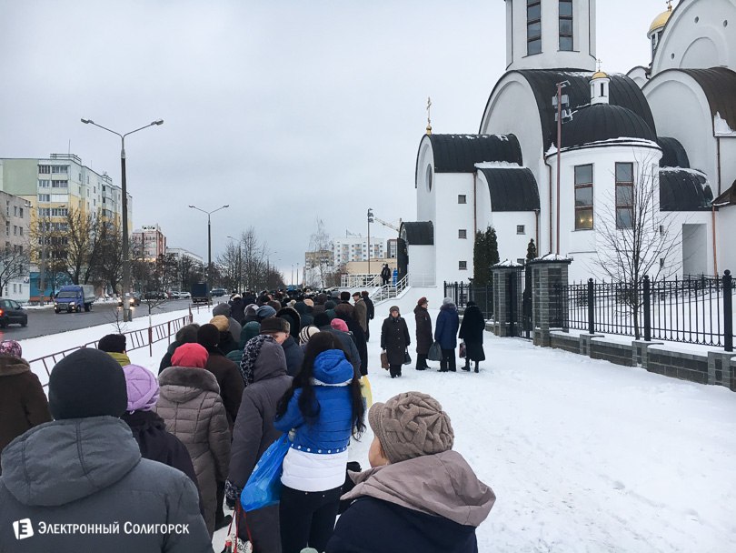 Очередь за водой на Крещение в солигорске