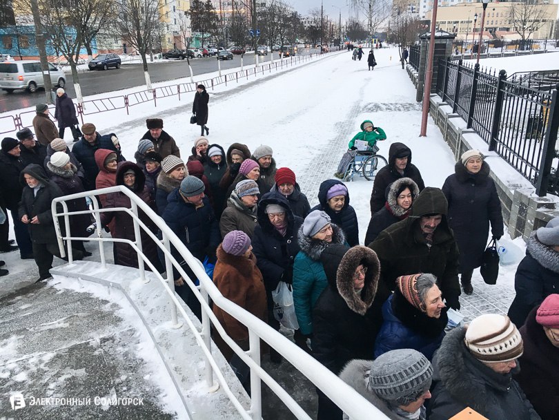 Очередь за водой на Крещение в солигорске