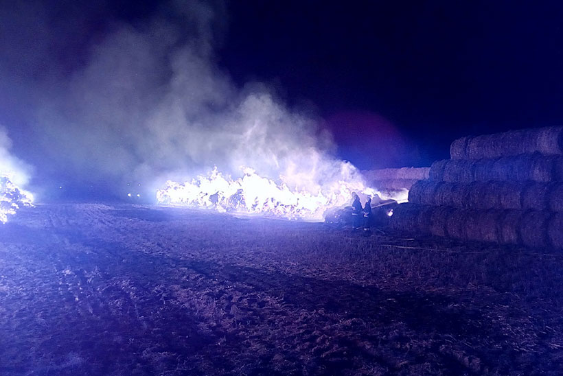 горит солома