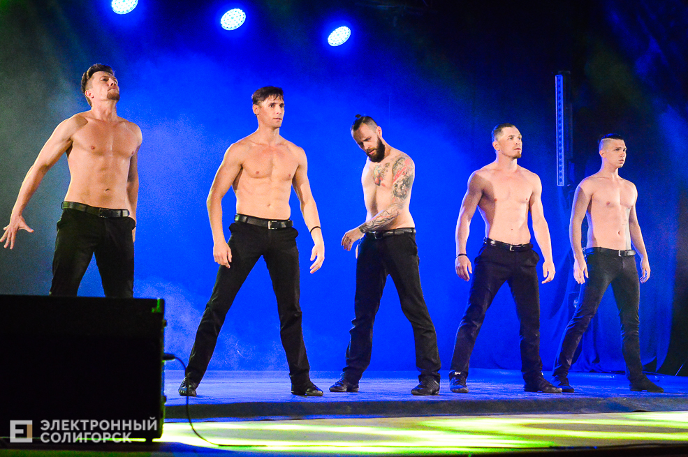 шоу под дождем