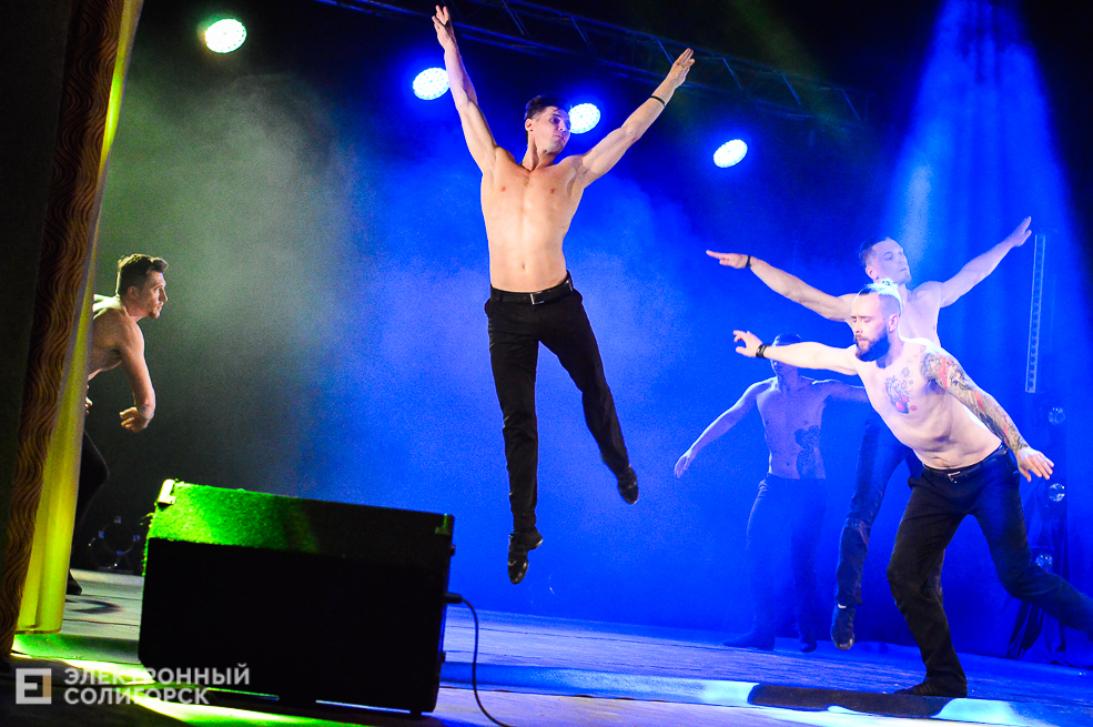 шоу под дождем