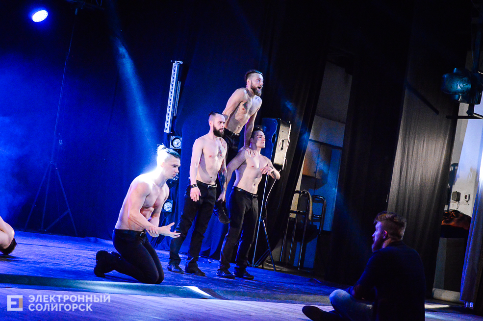 шоу под дождем