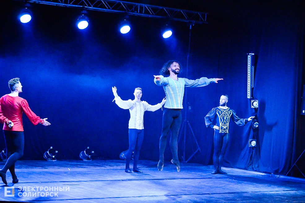 шоу под дождем