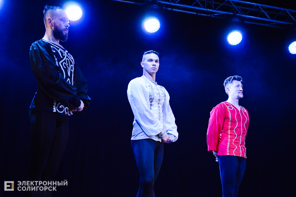 шоу под дождем